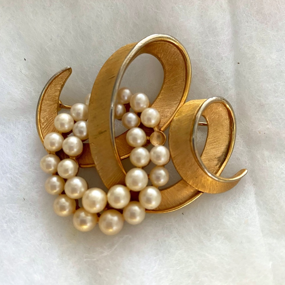 Vintage Trifari brooch gold tone and faux pearl